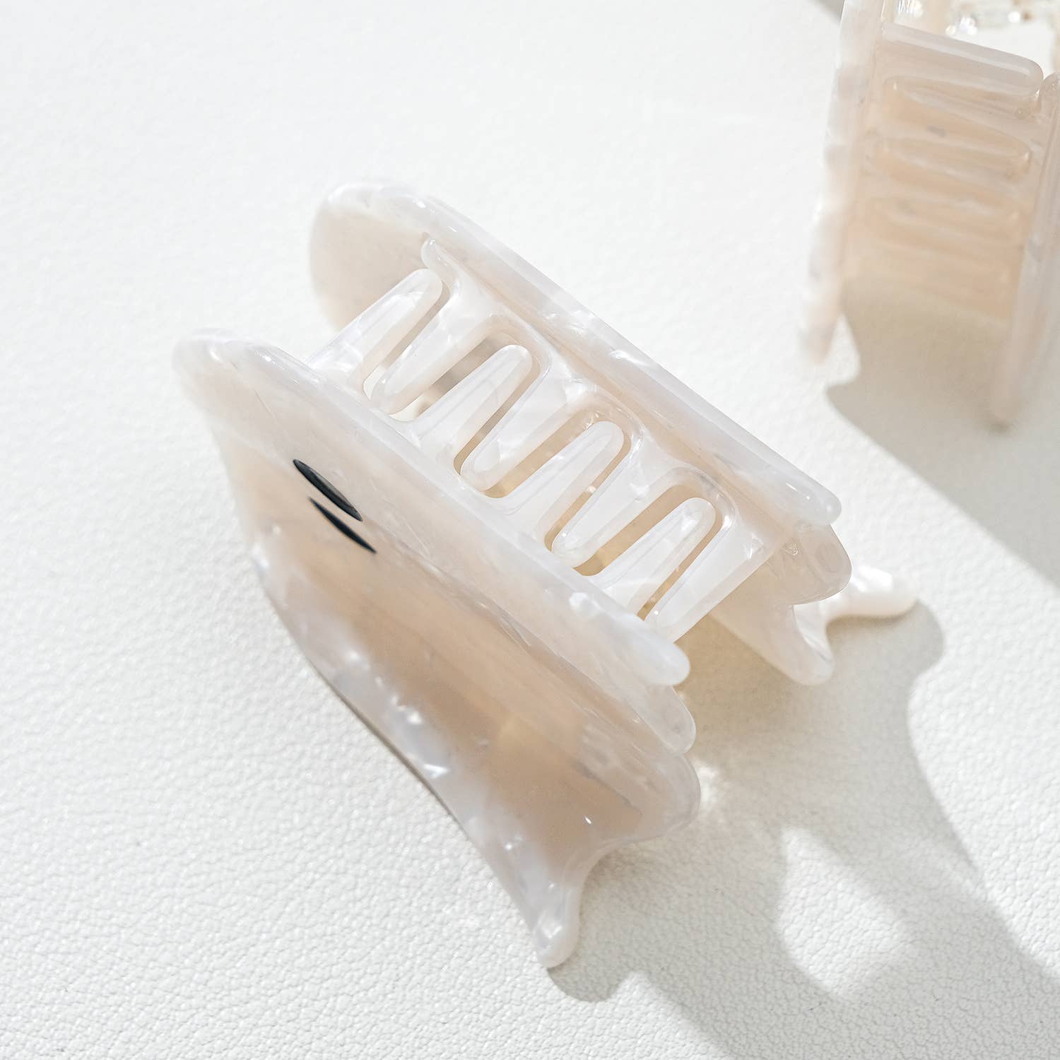 Pearl Ghost Small Claw Clip