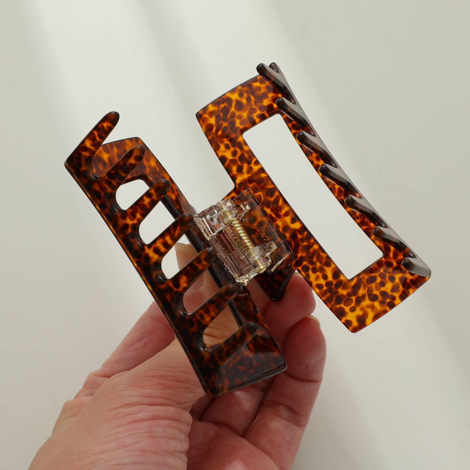 Luna Medium Classic Rectangle Claw Clip