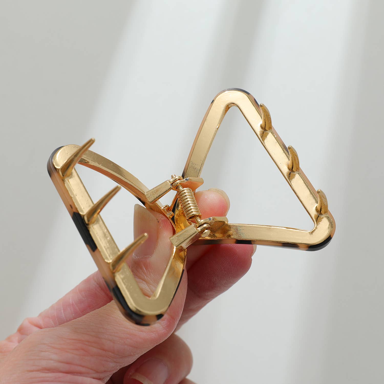 Amelie Small Classic Triangle Metal Claw Clip