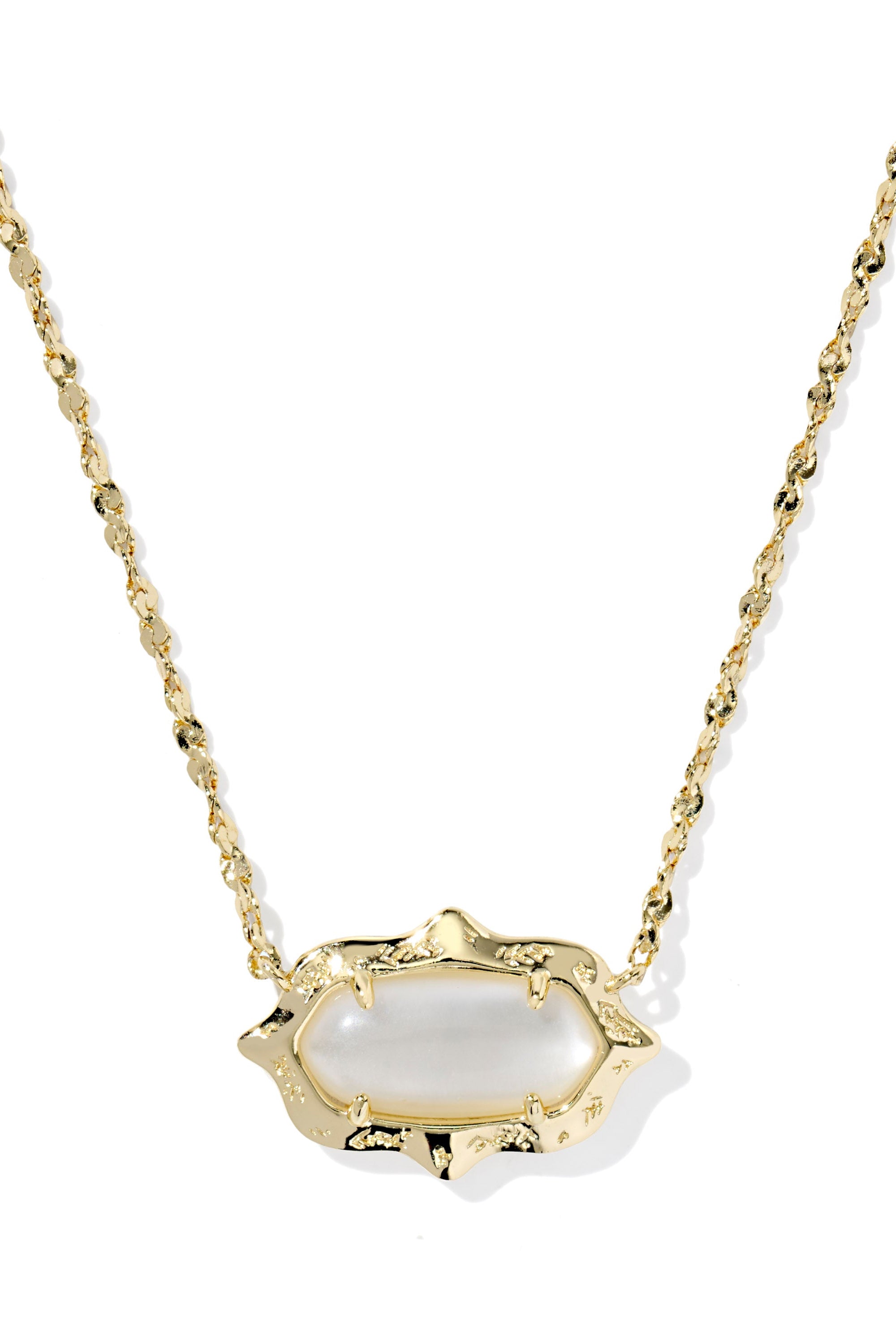 Elisa Scallop Frame Short Pendant Necklace